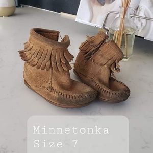 Minnetonka Size 7 toddler